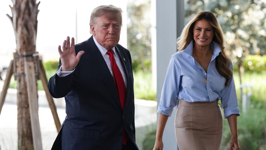 Президент США Дональд Трамп та перша леді Меланія Трамп прибувають на виборчу дільницю у Флориді, щоб достроково проголосувати на проміжних виборах