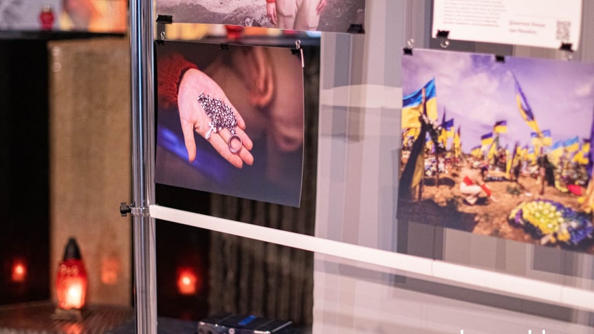 Фотовиставка «Наодинці» про вдів українських військових від платформи «Меморіал», Київ, 27 квітня 2023 року
