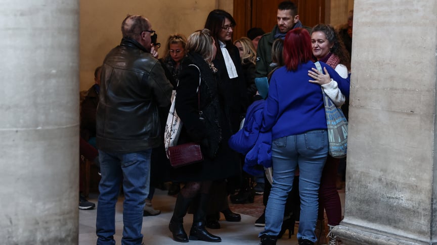 Жінки та їхні адвокати очікують початку судового процесу над Сірілом Заттарою у Франції, 5 січня 2026 року