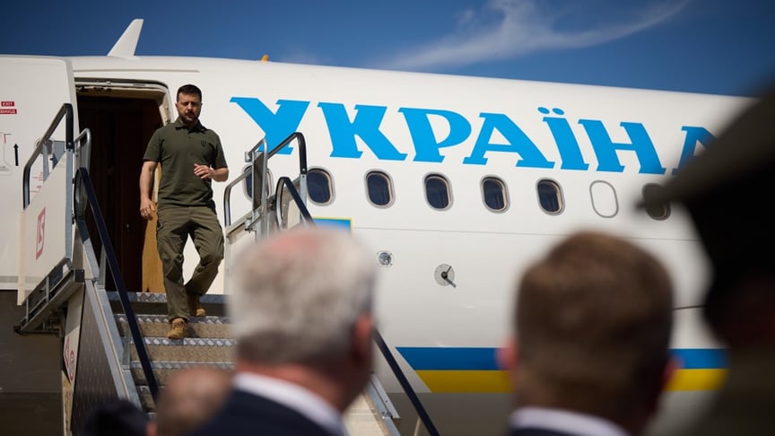 Ілюстративне фото. Президент Володимир Зеленський спускається з літака у Польщі, липень 2024 року