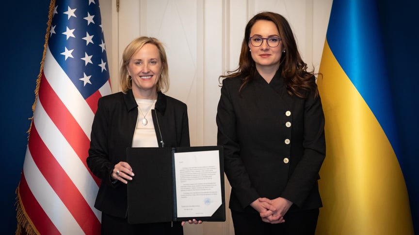 Тимчасова повірена у справах США в Україні Джулі Девіс (зліва) та віцепремʼєрка — міністерка економіки Юлія Свириденко (праворуч)