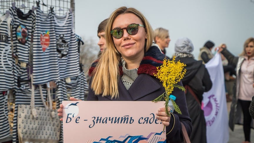 Участница марша за права женщин на Приморском бульваре Одессы, 5 марта 2021 года