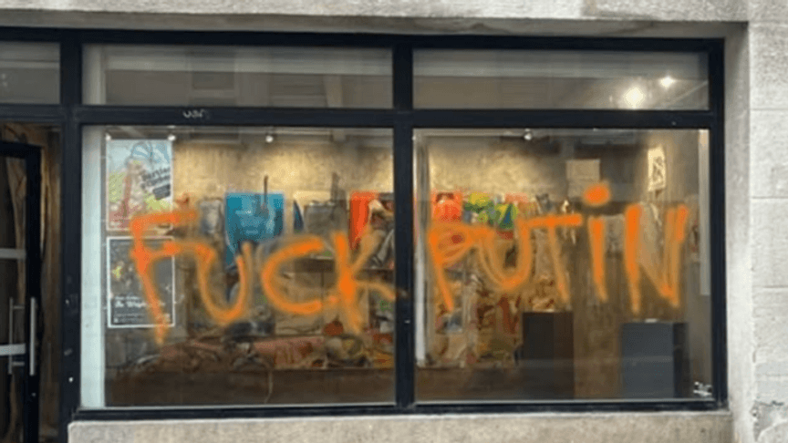 Написи на галереї L Galerie