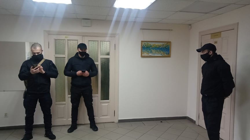 Невідомі чоловіки без розпізнавальних знаків біля аудиторії, де народний депутат від ОПЗЖ захищав свою кандидатську, 26 квітня 2021 року