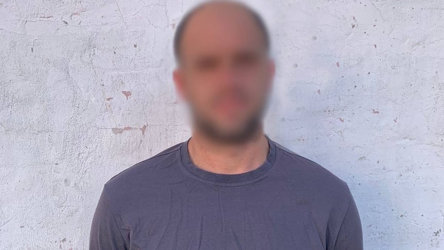 Чоловік, якого підозрюють в обкраданні квартир під час атаки по Києву 24 травня 2026 року