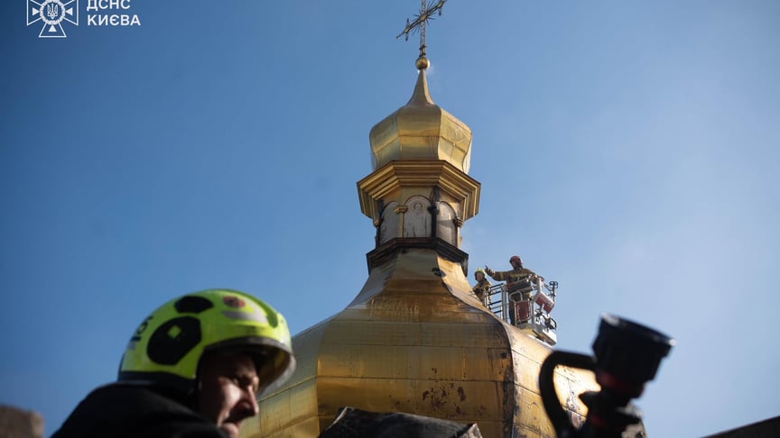 Рятувальники гасять займання на даху собору Києво-Печерської лаври, 15 червня 2026 року