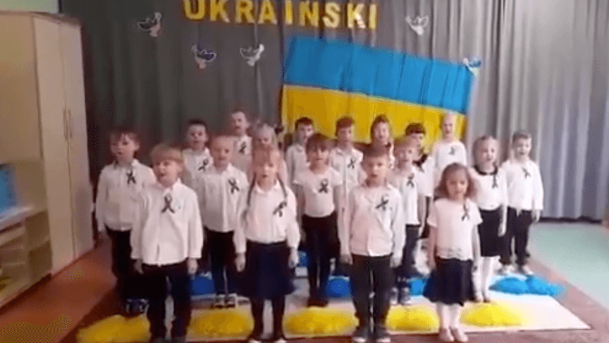 Діти, що співають український гімн у польському садочку Діти, що співають український гімн у польському садочку