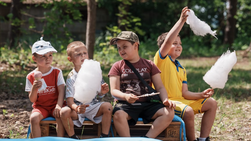 Діти на місці майбутнього центру