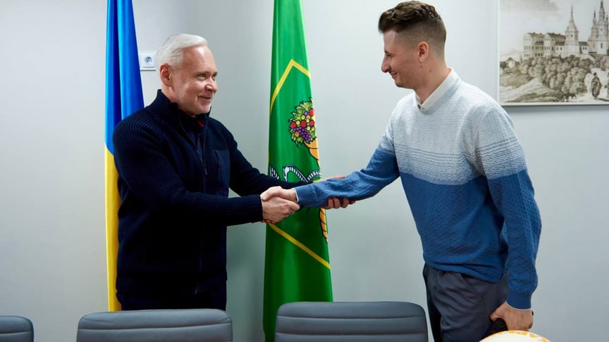 Голова Харкова з вчителем, який потрапив у ролик із ТЦК