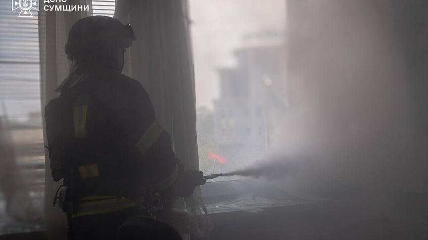 Рятувальник працює у Сумах після атаки рф, 7 версеня 2025 року
