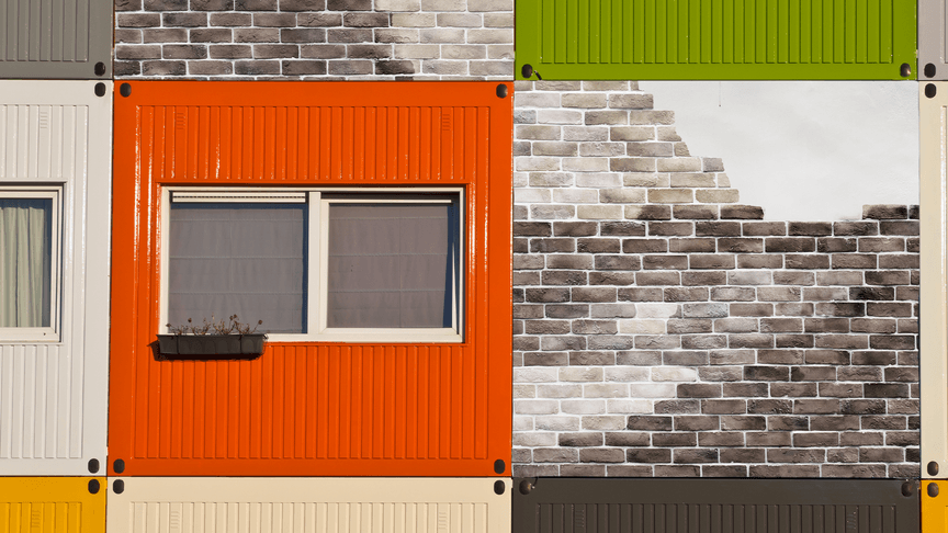 «Будемо, мабуть, дорогу перекривати». Чому жителі Ірпеня роками живуть у тимчасових домівках