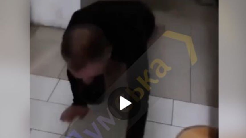 Кадр з відео, на якому знущаються, ймовірно, з колишнього працівника ТЦК