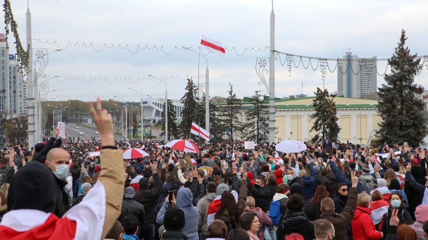 В Беларуси проходят марши в поддержку «Народного ультиматума»: на улицах многотысячные колонны и бронированная техника