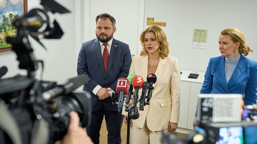 Прем'єр-міністерка Латвії Евіка Сіліня (у центрі) спілкується з медіа