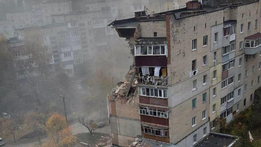 Зруйнована вибухом багатоповерхівка у Хмельницькому