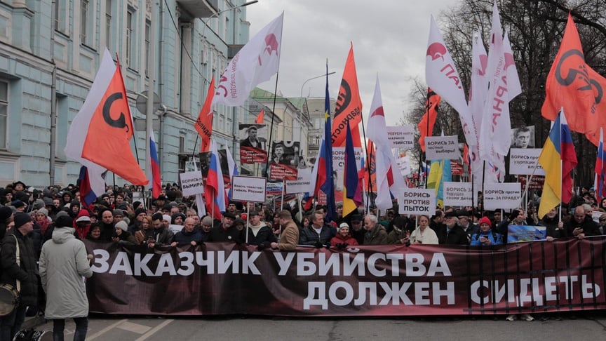 В Москве тысячи людей вышли на марш памяти Бориса Немцова