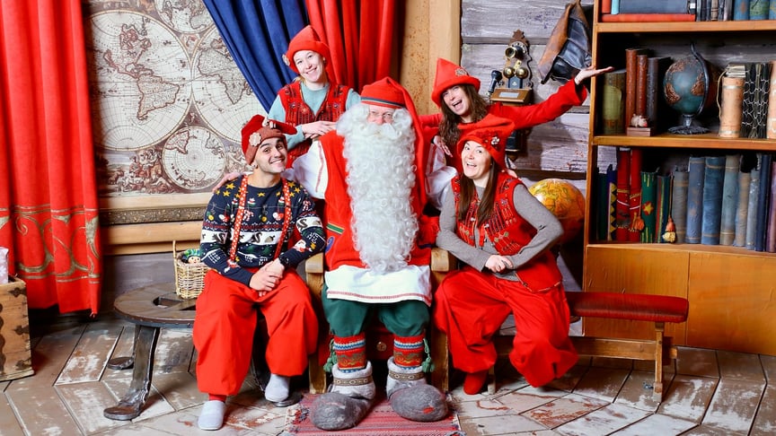 Санта-Клаус зі своїми помічниками у своєму офісі у місті Рованіємі