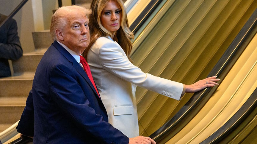 Президент США Дональд Трамп разом з першою леді країни Мелією Трамп стоять перед несправним ескалатором, прибувши на 80-ту сесію Генеральної Асамблеї ООН у штаб-квартирі Організації Об'єднаних Націй в Нью-Йорку, 23 вересня 2025 року