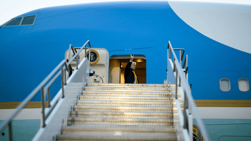 Трамп на борту літака Air Force One Трамп на борту літака Air Force One