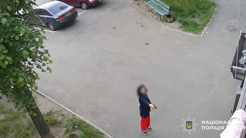 У Києві жінка стріляла по дверях житлового будинку