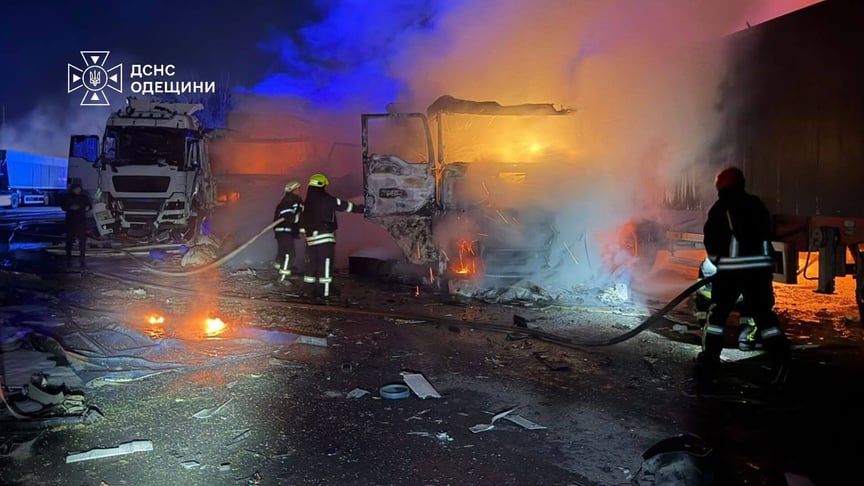 Рятувальники гасять пожежу після російської атаки по півдню Одещини Рятувальники гасять пожежу після російської атаки по півдню Одещини, 29 серпня 2026 року