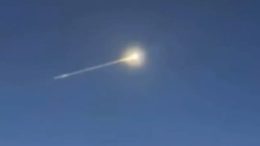 У Німеччині метеорит пошкодив будинок. Місцеві провели ніч у напрузі, хвилюючись, що це ракети (ВІДЕО)