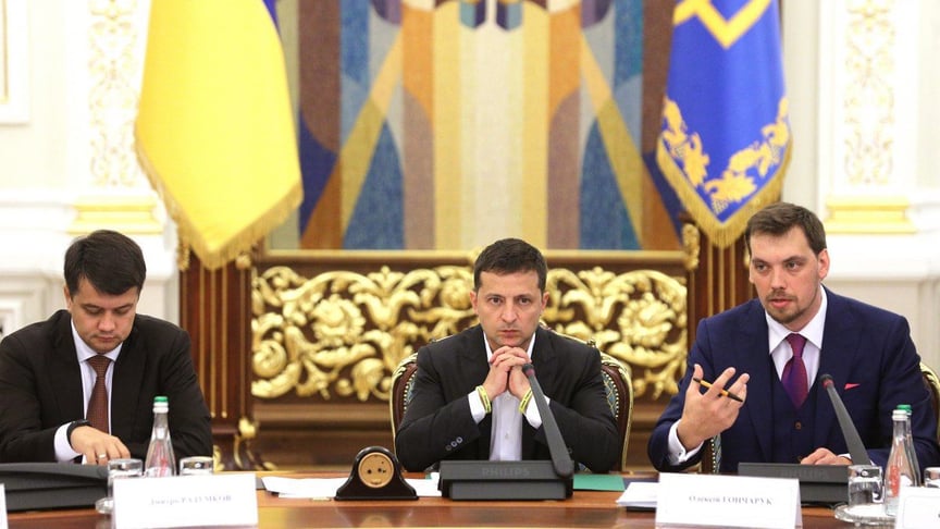 Зліва направо: спікер Верховної Ради Дмитро Разумков, президент України Володимир Зеленський та прем'єр Олексій Гончарук під час зустрічі в Києві, 2 вересня 2019 року