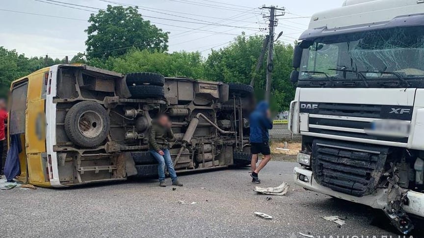 В результате столкновения автобус перевернулся