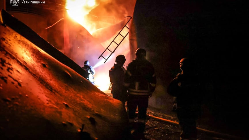 Рятувальники гасять пожежу після російського обстрілу