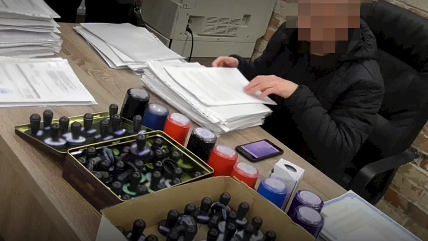 Екскерівництво податкової служби причетне до конвертаційного центру з обігом у 15 млрд гривень — слідство