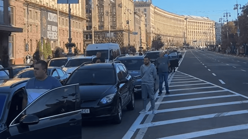 Люди на Хрещатику під час хвилини мовчання