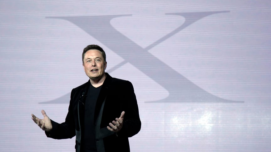 Илон Маск представляет автомобиль Model X в штаб-квартире компании Tesla, 29 сентября 2015 года
