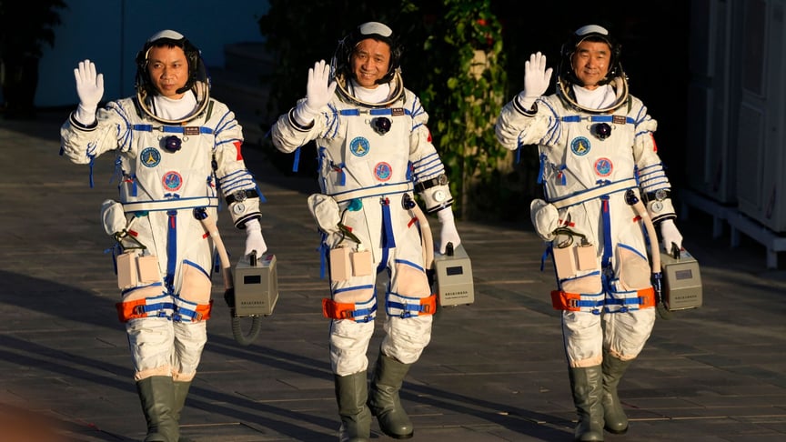 Китайські астронавти готуються зійти на борт космічного корабля «Шеньчжоу-12» та відправитися у космос на орбітальну станцію Китаю «Тяньхе», 17 червня 2021 року
