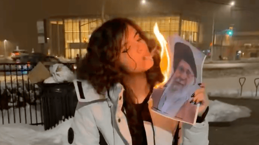 Кадр із вірусного відео, на якому Меліка Барахімі підпалює портрет верховного лідера Ірану Алі Хаменеї
