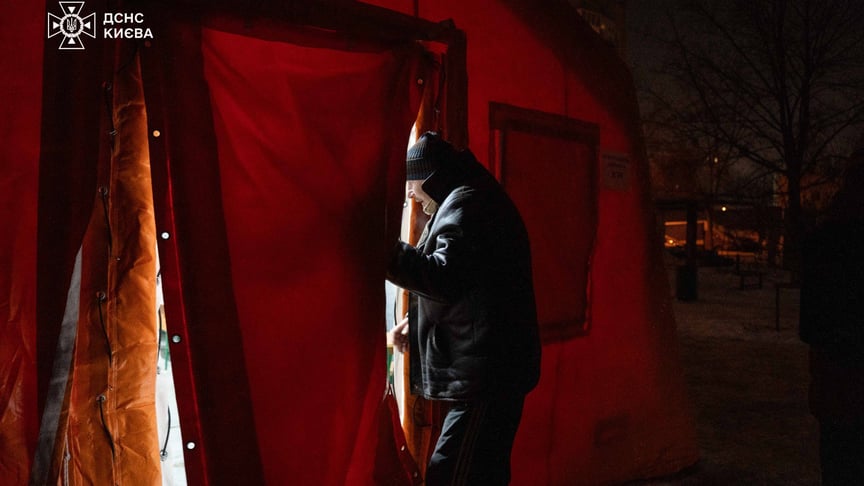 Чоловік прийшов до «Пункту незламності» в Києві