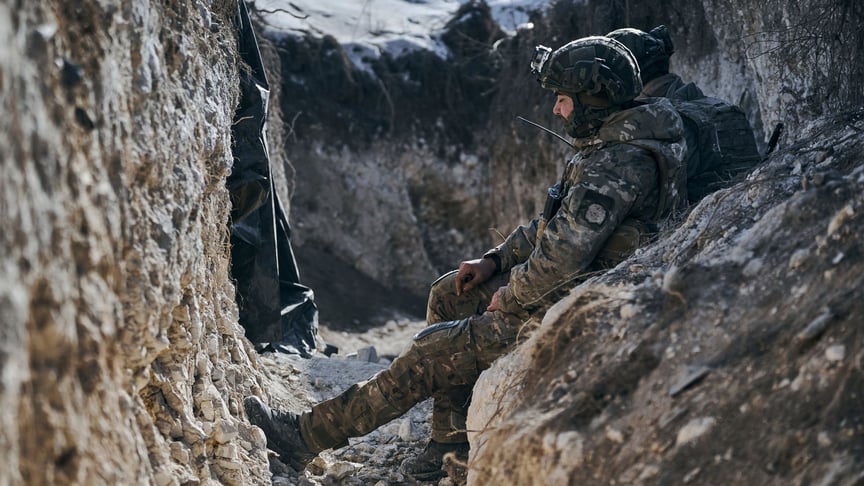 Бійці 3-ї десантно-штурмової бригади ССО «Азов» в окопі на позиції поблизу Бахмута, 11 лютого 2023 року