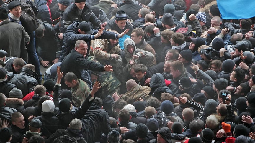 Протистояння між прихильниками єдності України та проросійськими активістами біля Верховної Ради Криму в Сімферополі, Україна, 26 лютого 2014 року