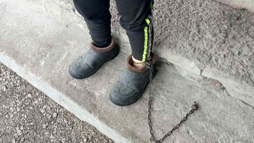 У дитбудинку на Кіровоградщині дівчинку з інвалідністю тримали у ланцюгах