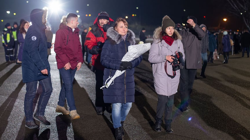 Марину Чуйкову (в центрі), звільнену з полону самопроголошеної «ДНР», в аеропорту «Бориспіль» зустріли сини, 29 грудня 2019 року