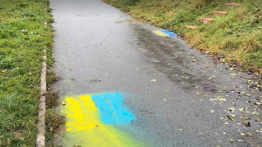 Намальовані українські прапори в Празі біля будинку спікера парламенту Томіо Окамури Намальовані українські прапори в Празі біля будинку спікера парламенту Томіо Окамури