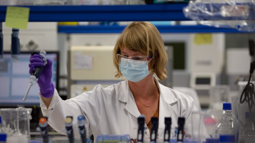 Лаборантка во время исследования COVID-19 в дочерней компании Johnson & Johnson — Janssen Pharmaceutical, Бельгия, 17 июня 2020 года