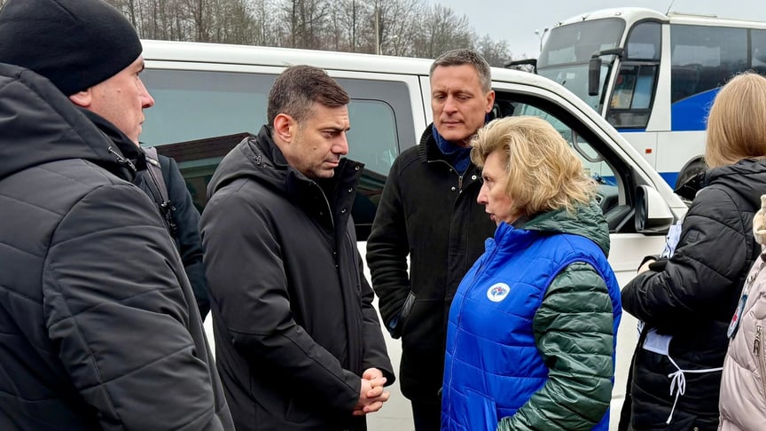 Український омбудсмен Дмитро Лубінець під час зустрічі з уповноваженою з прав людини росії Тетяною Москальковою Український омбудсмен Дмитро Лубінець під час зустрічі з уповноваженою з прав людини росії Тетяною Москальковою