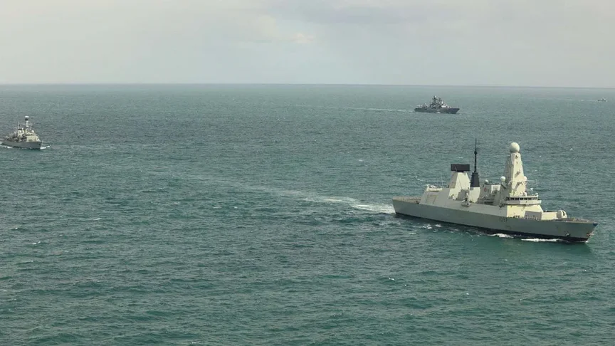 Британські судна HMS Duncan, HMS St Albans and HMS Severn, які протягом 72 годин стежили за російськими кораблями