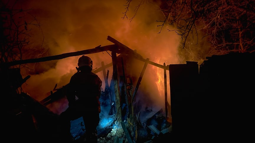 Рятувальники гасять пожежу на Сумщині після російських атак