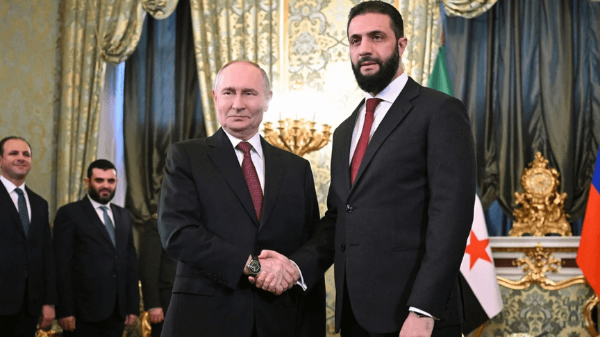 Глава рф володимир путін тисне руку тимчасовому президенту Сирії Ахмеду Хусейну аш-Шараа