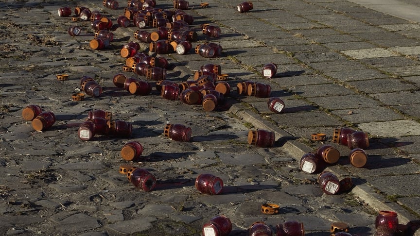 Пошкоджені лампадки біля музею «Територія терору» у Львові