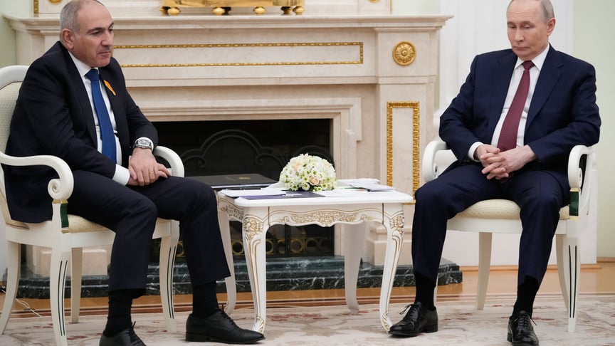 Глава росії володимир путін (праворуч) розмовляє з прем'єр-міністром Вірменії Ніколом Пашиняном під час їхньої зустрічі в кремлі, Москва, 1 квітня 2026 року