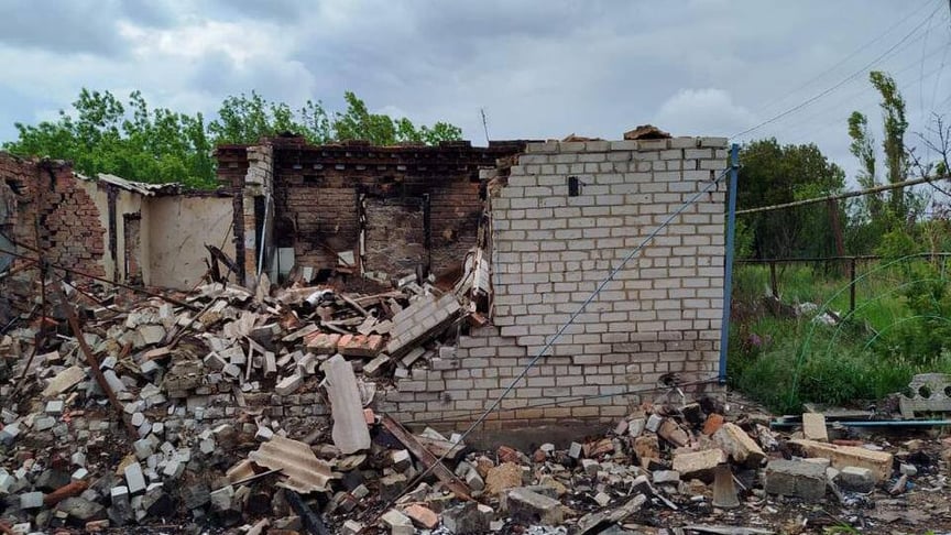 Пошкоджена будівля на Донеччині Наслідки російської атаки на Донеччині
