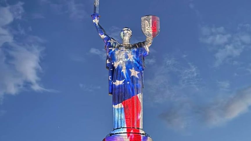 Підсвічена у кольори національного прапору США Батьківщина-Мати