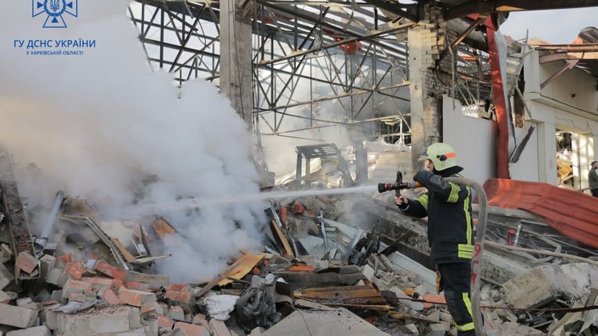 Рятувальники ліквідовують наслідки чергового російського ракетного обстрілу Харкова, 18 жовтня 2022 року